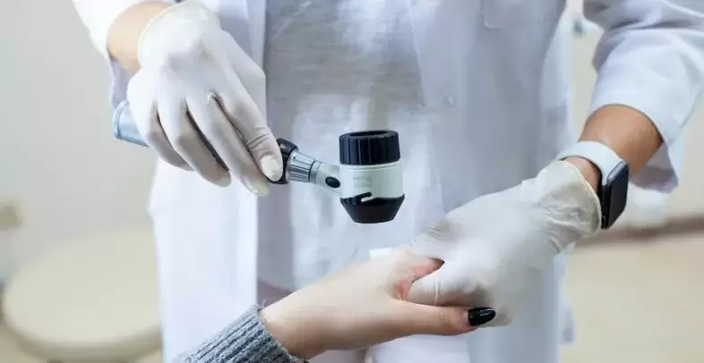 Pacijent s bradavicama na dijagnostičkom pregledu kod dermatologa